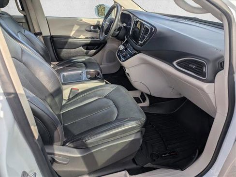 Used 2022 Chrysler Pacifica Touring-L image 18
