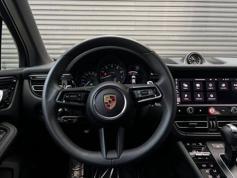 Certified 2025 Porsche Macan image 14
