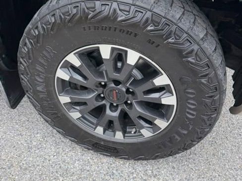 Used 2020 Nissan Titan PRO-4X w/ Pro-4x Convenience Package AWD/4WD image 11