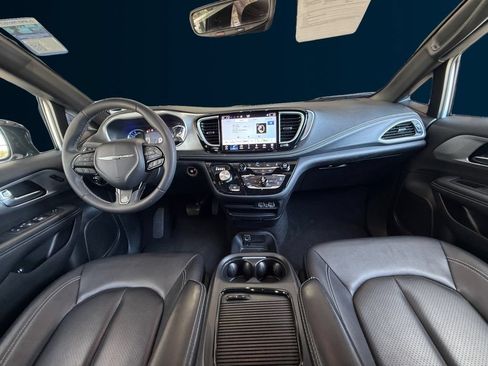 Used 2024 Chrysler Pacifica Limited FWD image 12