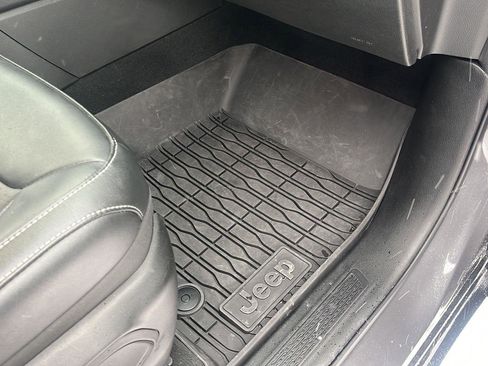 Used 2024 Jeep Grand Cherokee Limited w/ Black Appearance Package image 36