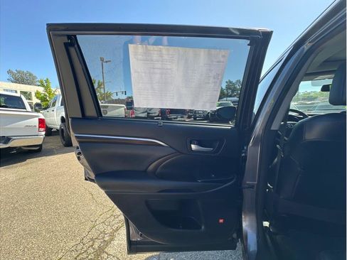 Used 2015 Toyota Highlander Limited Platinum AWD/4WD image 22