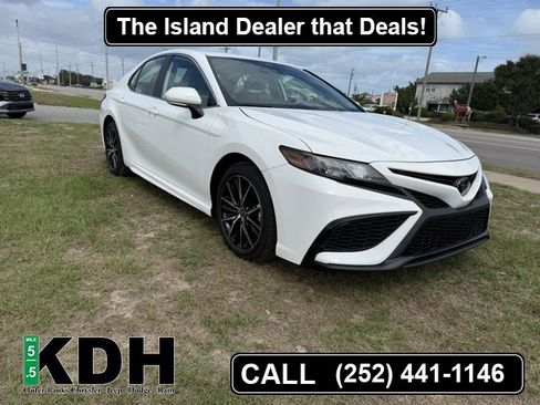 Used 2024 Toyota Camry SE image 1