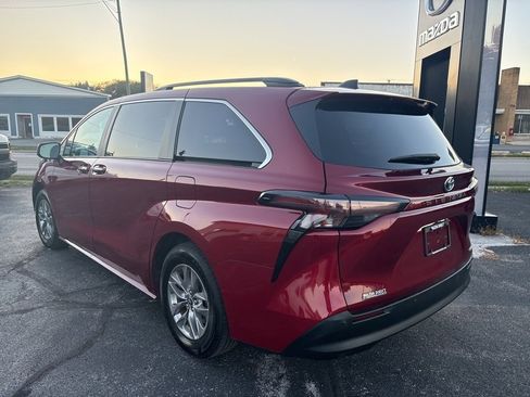 Used 2023 Toyota Sienna XLE image 5