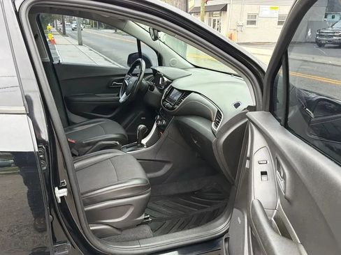 Used 2020 Chevrolet Trax LT w/ Sun & Sound Package FWD image 25