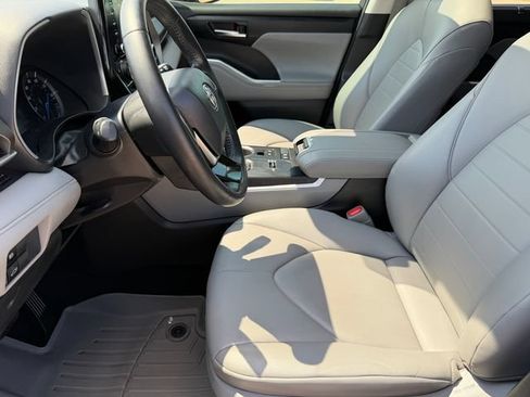 Used 2021 Toyota Highlander XLE FWD image 22