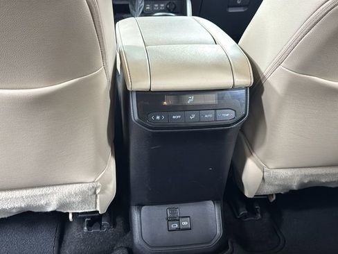 Used 2023 Toyota Highlander XLE AWD/4WD image 40