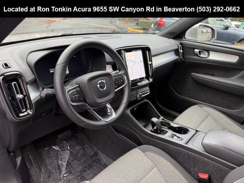 Used 2024 Volvo XC40 B5 Core image 16