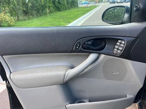 Used 2006 Ford Focus ZX4 Sedan FWD image 16