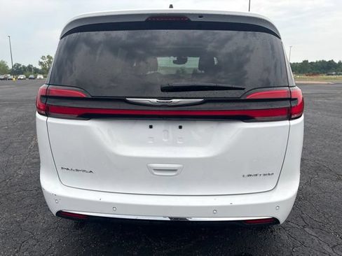 Used 2024 Chrysler Pacifica Limited FWD image 5
