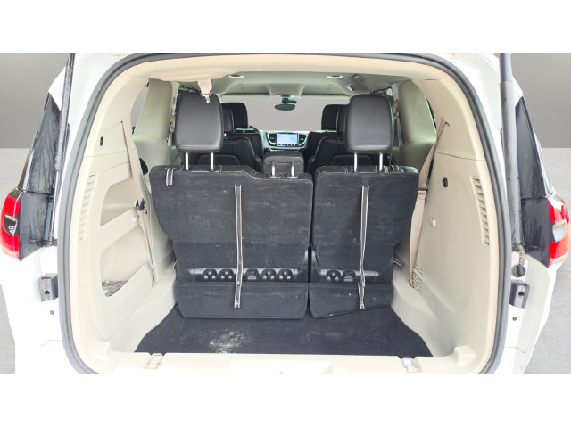 Used 2024 Chrysler Pacifica Touring-L FWD image 16