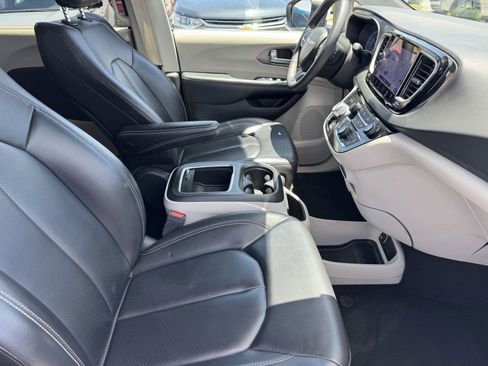 Used 2023 Chrysler Pacifica Touring-L FWD image 8