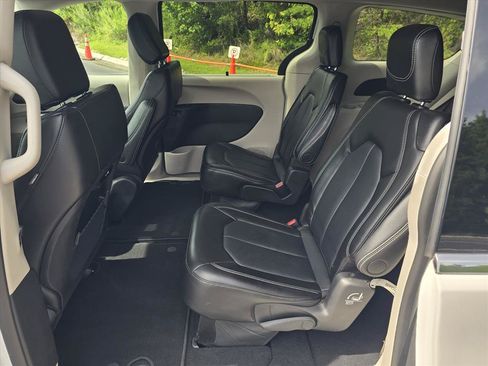 Used 2024 Chrysler Pacifica Touring-L FWD image 11