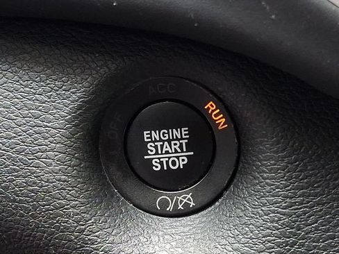 Used 2017 Jeep Cherokee Overland w/ Technology Group AWD/4WD image 17