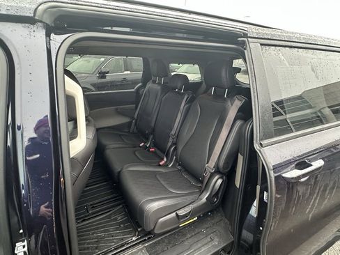 Used 2025 Kia Carnival EX image 9