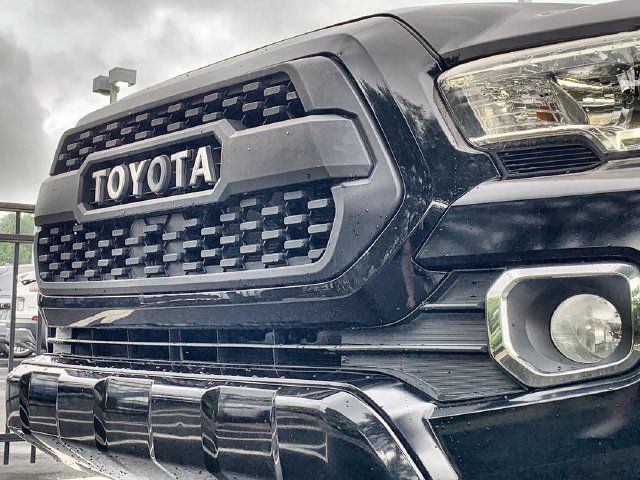 Used 2018 Toyota Tacoma Limited RWD image 45