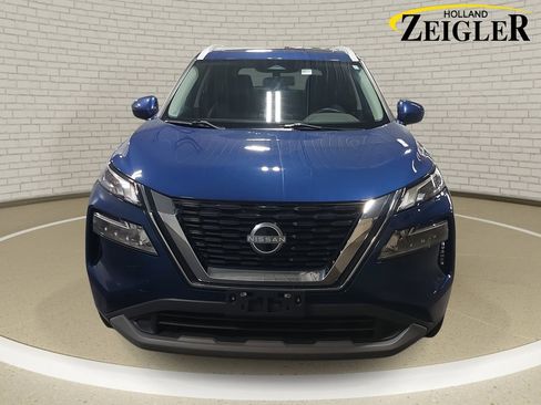 Used 2023 Nissan Rogue SV w/ SV Premium B Package image 2