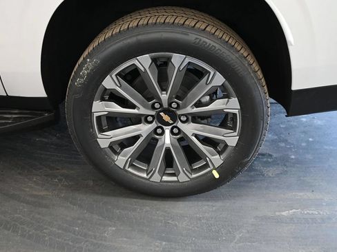 Used 2025 Chevrolet Suburban High Country AWD/4WD image 14