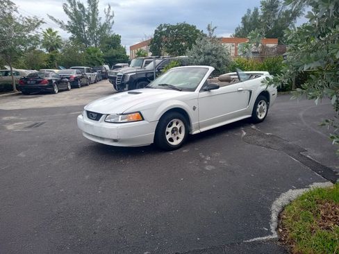 Used 1999 Ford Mustang Convertible image 8