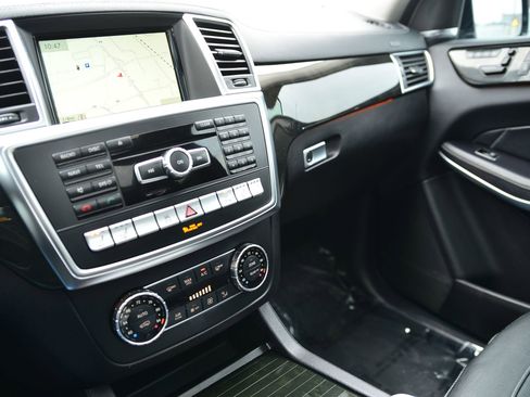 Used 2015 Mercedes-Benz GL 550 4MATIC image 28