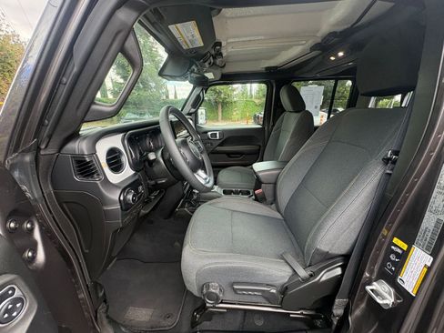 Used 2025 Jeep Wrangler Unlimited Sahara AWD/4WD image 27