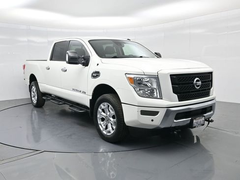 Used 2021 Nissan Titan SV w/ SV Convenience Package image 4