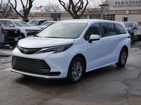 Used 2025 Toyota Sienna LE image 4