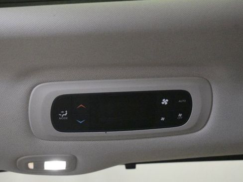 Used 2017 Chrysler Pacifica Limited image 29