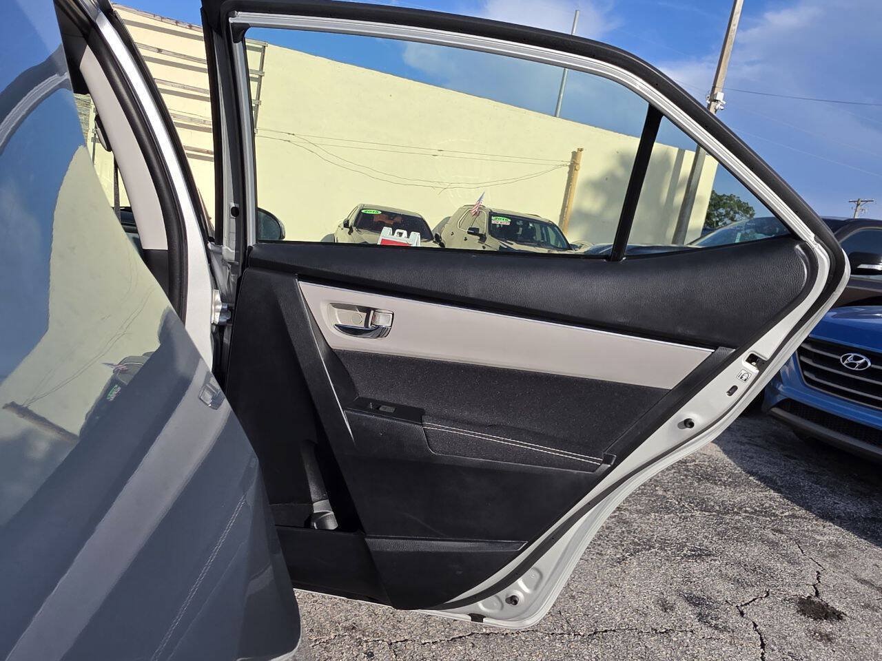 Used 2018 Toyota Corolla LE FWD image 20