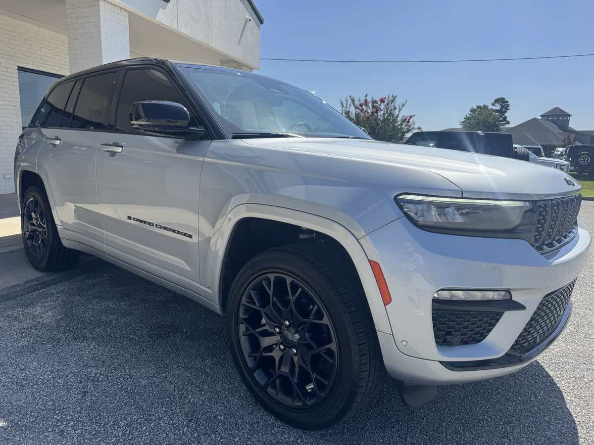 Used 2025 Jeep Grand Cherokee Summit AWD/4WD image 4