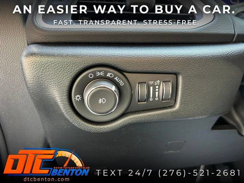 Used 2025 Chrysler Pacifica Select FWD image 12