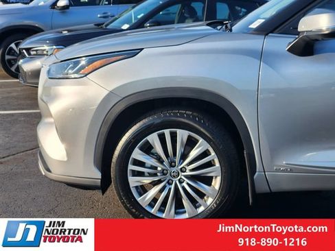 Used 2022 Toyota Highlander Platinum AWD/4WD image 9