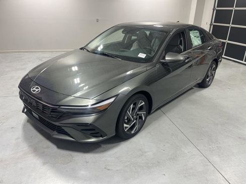 New 2025 Hyundai Elantra Limited image 3