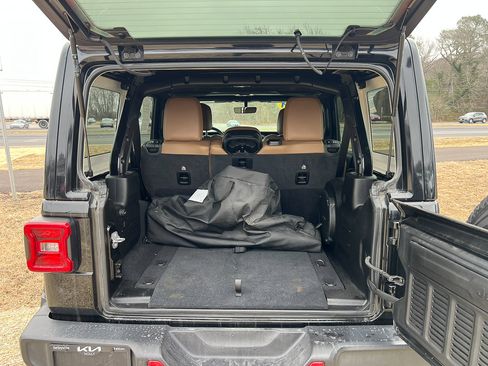 Used 2021 Jeep Wrangler Unlimited Sahara image 5