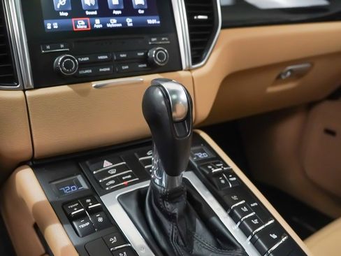 Used 2018 Porsche Macan Sport Edition image 32