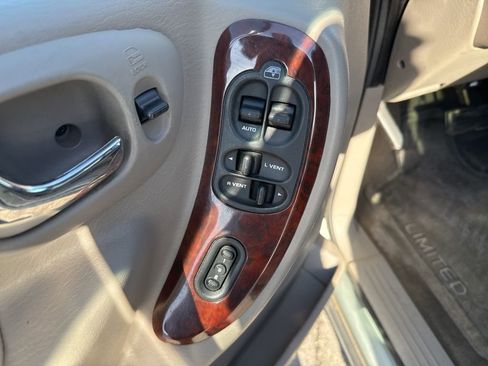Used 2003 Chrysler Town & Country Limited AWD/4WD image 17