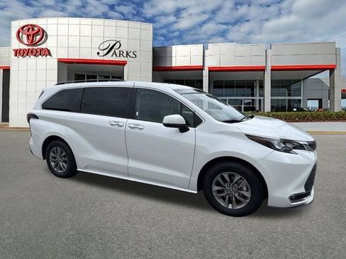 Certified 2024 Toyota Sienna XLE FWD image 1