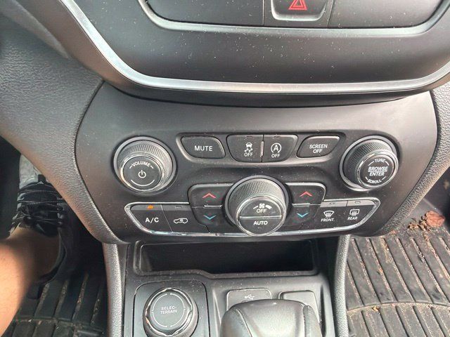 Used 2019 Jeep Cherokee Latitude Plus w/ Comfort/Convenience Group AWD/4WD image 17