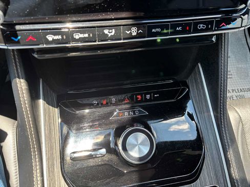 Used 2024 Jeep Wagoneer L Series II w/ Flexible Seating Group AWD/4WD image 31