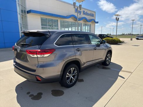 Used 2019 Toyota Highlander LE FWD image 5