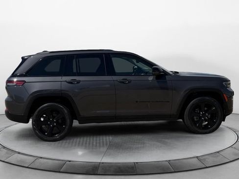 Used 2023 Jeep Grand Cherokee Limited w/ Luxury Tech Group II AWD/4WD image 2