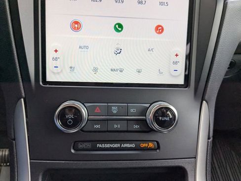 Used 2024 Ford Edge SEL w/ Convenience Package image 3