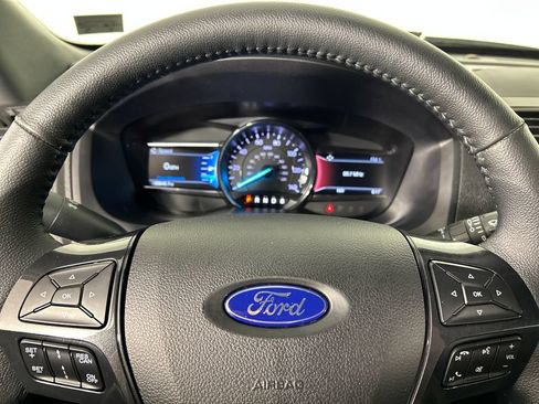 Used 2018 Ford Explorer XLT w/ Equipment Group 202A FWD image 13