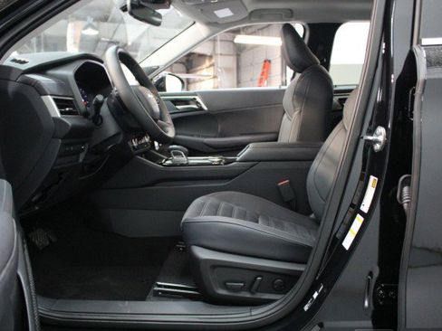 New 2026 Mitsubishi Outlander SE image 6