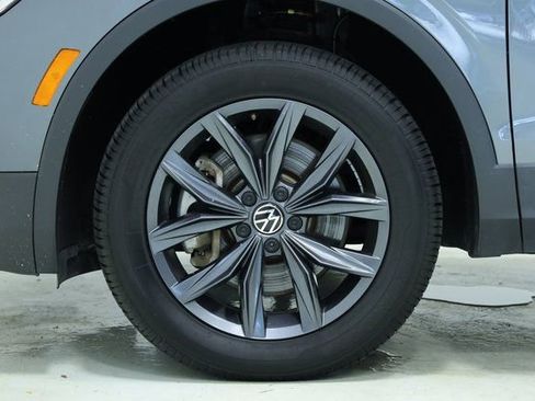 Used 2022 Volkswagen Tiguan SE image 8