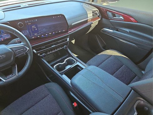 Used 2024 Chevrolet Traverse Z71 image 10