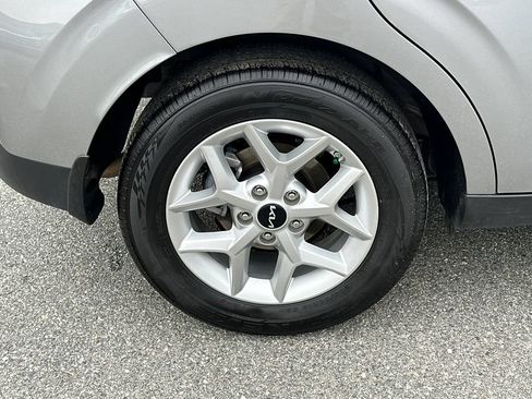 Used 2025 Kia Soul LX w/ LX Technology Package FWD image 17