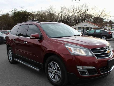 Used 2017 Chevrolet Traverse LT image 3