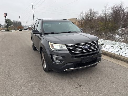 Used 2016 Ford Explorer XLT w/ Equipment Group 202A image 3