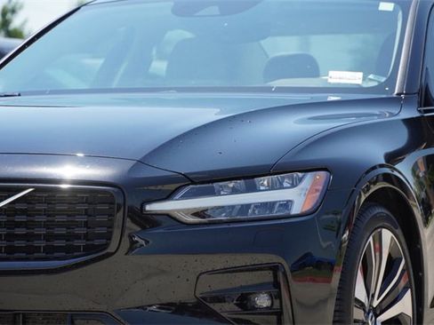 Used 2022 Volvo S60 B5 Momentum w/ Premium Package image 4